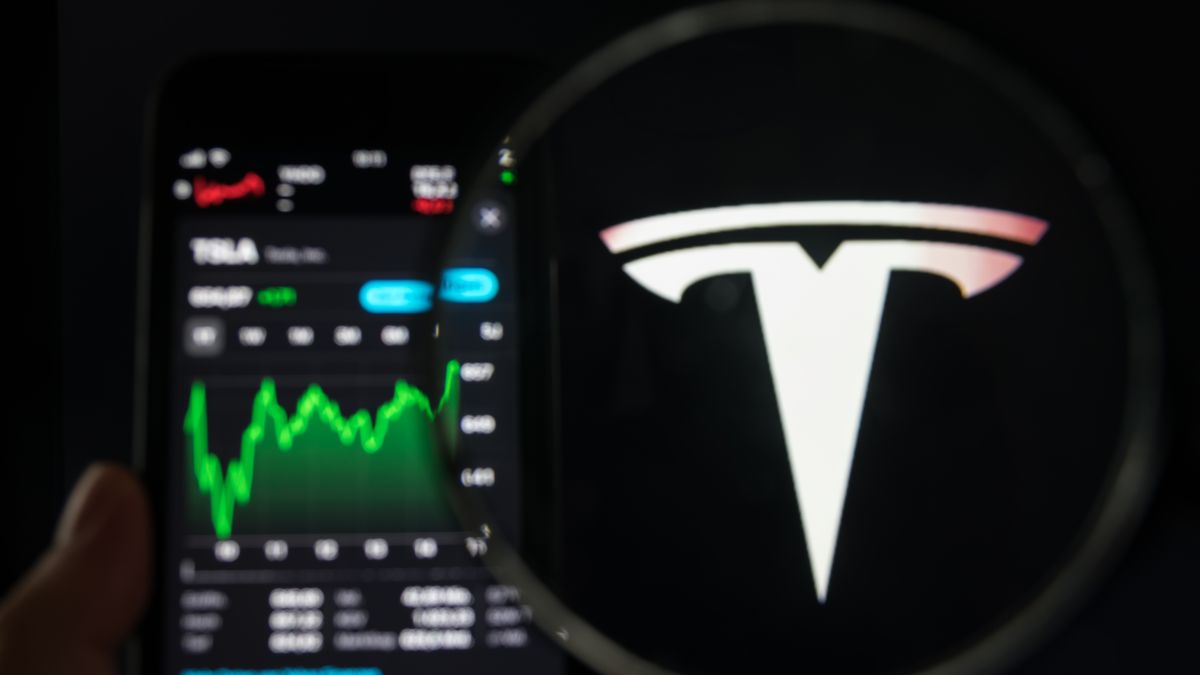 Tesla chce akcie pro lidi. Firma prosazuje další rozdělení hodnoty za kus